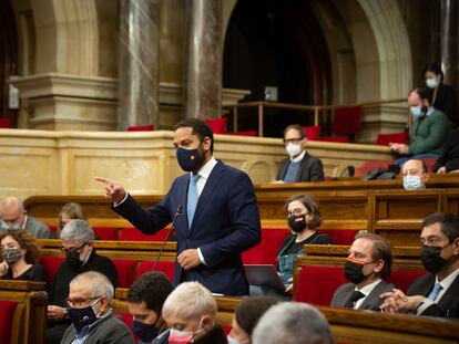 El portavoz de Vox, Ignacio Garriga, en  el pleno del Parlament.