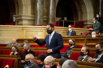 El portavoz de Vox, Ignacio Garriga, en  el pleno del Parlament.