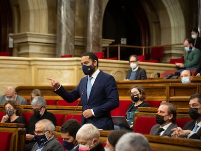 El portavoz de Vox, Ignacio Garriga, en  el pleno del Parlament.