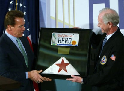 El comandante Chesley Sullenberger recibe una placa de homenaje de manos del gobernador de California Arnold Schwarzenegger.