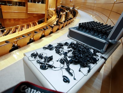 Los auriculares que utilizan los senadores para escuchar las traducciones, en una imagen de 2011.