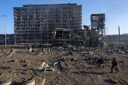 Un hombre camina con su perro en medio de la destrucción causada tras el bombardeo de un centro comercial, en Kiev. El alto representante de la Unión Europea para Asuntos Exteriores, Josep Borrell, afirmó este lunes que Rusia está cometiendo “muchos crímenes de guerra” en Ucrania y tildó lo que está ocurriendo en Mariupol, al sudeste del país, como un “enorme crimen de guerra”.