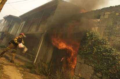Un brigadista en un incendio en Ourense