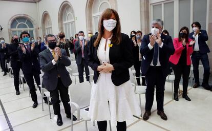 Laura Borràs, de Junts per Catalunya, aplaudida por sus compañeros tras ser elegida presidenta del Parlament, al lograr 64 votos en la segunda votación de la sesión constitutiva de la Cámara catalana.