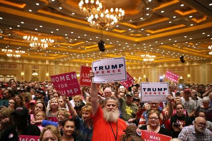 Miles de partidarios de Donald Trump esperan la llegada del candidato republicano en el Hotel Venetian de Las Vegas, Nevada (EE UU) el 30 de octubre.