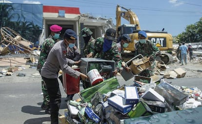 Varios soldados retiran escombros este miércoles en Lombok.