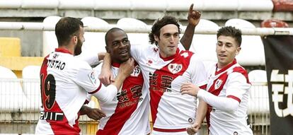 Kakuta (segundo por la izquierda) celebra un gol con el Rayo.