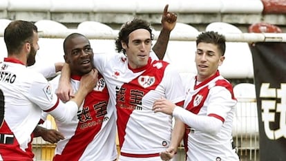 Kakuta (segundo por la izquierda) celebra un gol con el Rayo.