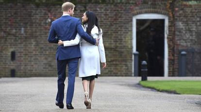 El pincipe Enrique y Meghan Markle, tras el posado oficial tras el anuncio de su compromiso este lunes en el palacio de Kensington.