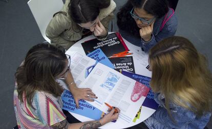 Cuatro asistentes a una feria estudiantil organizada por IFEMA en el recinto ferial de Madrid.