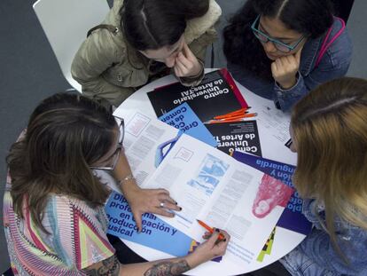 Cuatro asistentes a una feria estudiantil organizada por IFEMA en el recinto ferial de Madrid.
