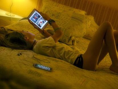 Una adolescent visita un web de contingut nociu.