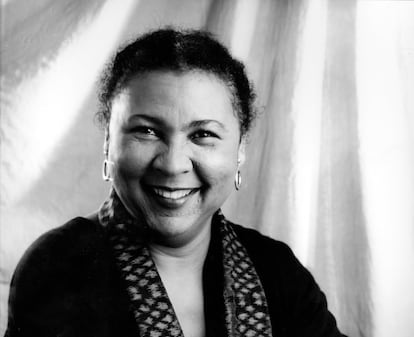 Retrato de la escritora estadounidense bell hooks, en New York en los años ochenta.