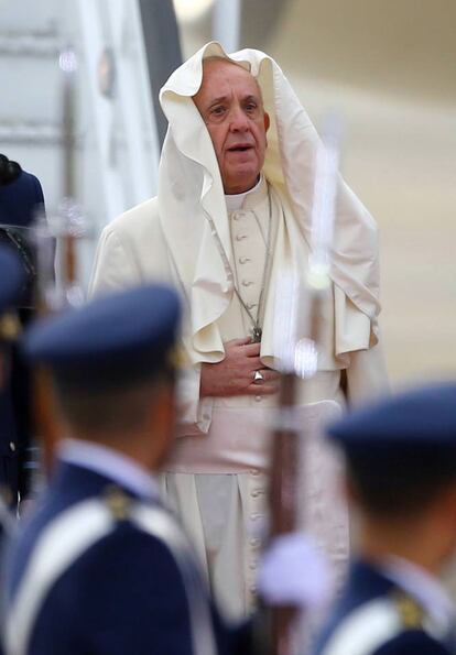 El papa Francisco tras aterrizar en el aeropuerto de Santiago, el 15 de enero de 2018.