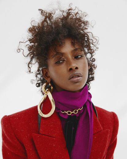 Blusa de seda y chaqueta de lana roja, ambas de Yves Saint Laurent, cadena dorada de eslabones de Aristocrazy y pendiente dorado oversize de Balmain.<p>Asistente de fotógrafo: Eduardo Pérez. Asistente de estilismo: Almudena Cañedo. Maquillaje y peluquería: Ricardo Calero para Salón 44, Chanel y Shu Uemura Art of Hair. Modelo: Liya (Uno Models). Producción: www.thisissample.com</p>