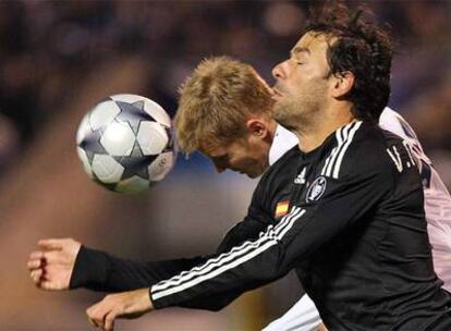 Van Nistelrooy lucha por el balón