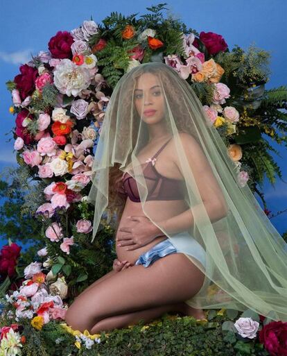 Beyoncé anunció este miércoles a sus más de 90 millones de seguidores de Instagram que ella y su marido, el cantante y rapero Jay-Z, están esperando gemelos. Para la ocasión, la diva del pop se vistio con ropa interior y se cubrió con un velo para dejar ver su barriga.