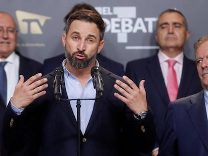 El candidato de Vox, Santiago Abascal, al finalizar el único debate electoral, este lunes en el Pabellón de Cristal de la Casa de Campo de Madrid.