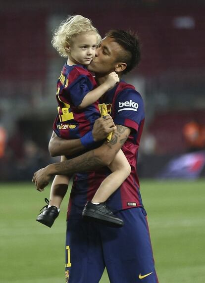 Neymar con su hijo en el campo tras la final