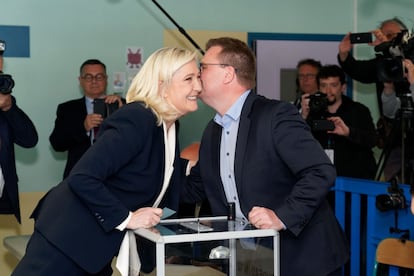 Marine Le Pen vota en su feudo electoral de Hénin Beaumont, una pequeña localidad junto a la frontera belga.