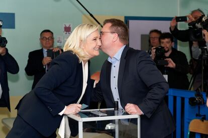 Marine Le Pen vota en su feudo electoral de Hénin Beaumont, una pequeña localidad junto a la frontera belga.