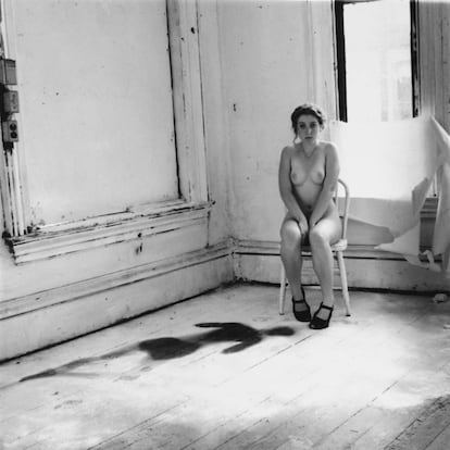 Autoretrato sin título tomado en 1976 de la artista francesa Francesca Woodman.