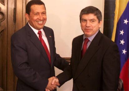 Hugo Chávez (izquierda) y el secretario general de la OEA, César Gaviria, en una reunión en Washington.