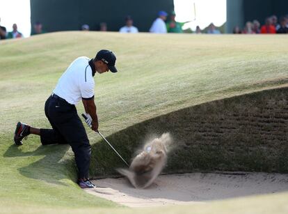 Tiger Woods intenta sacar la bola del búnker en el hoyo 12