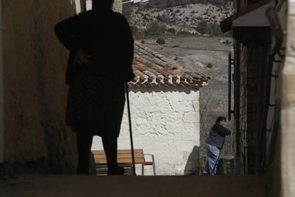Una vecina del pueblo de Zafrilla (Cuenca) pase por una calle. En Zafrilla, a día de hoy, quedan 50 vecinos.