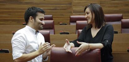 El consejero de Educación, Vicent Marzà, habla con su predecesora del PP, María José Català, antes de explicar su programa en las Cortes.
