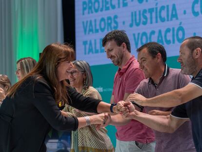 La presidenta de Junts Laura Borràs, saluda a varios afiliados del partido el pasado domingo, durante el congreso de la formación en L'Hospitalet.