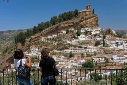 Montefrío National Geographic lookout (Granada). In 2015, National Geographic listed the town of Montefrío – 50 kilometers from Granada – as one of the top 10 towns with the best views in the world. Since then, the town – also considered one of the most beautiful in Spain – has attracted greater number of tourists. The most iconic image of the town is of the fortress, perched on a steep rock, surrounded by white houses and a circular church below. As a way of saying thanks to the publication, the Town Hall renamed their famous Las Peñas lookout after the National Geographic.