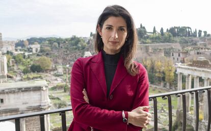 Virginia Raggi, en el balcón de su despacho del Campidoglio.