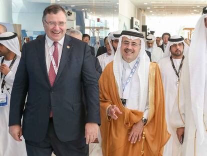 O sultão Ahmed al Jaber (dir.), com outros participantes da feira ADIPEC.