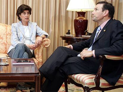 María San Gil, cabeza de lista del PP vasco, durante su reunión con el <i>lehendakari.</i>