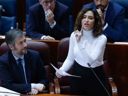 MADRID, 13/03/2025.- La presidenta de la comunidad de Madrid, Isabel Díaz Ayuso (d), y el consejero de Presidencia, Justicia y Administración Local, Miguel Ángel García Martín, durante la sesión de control celebrada en el pleno de la Asamblea de Madrid este jueves. El quinto aniversario del inicio de la pandemia del coronavirus y las cifras de los muertos en las residencias de mayores serán el tema central de este pleno. EFE/Juan Carlos Hidalgo