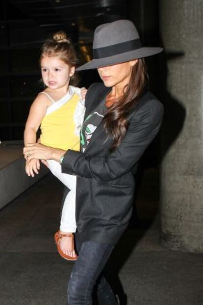 Victoria Beckham y su hija Harper, en el aeropuerto de Los Ángeles.