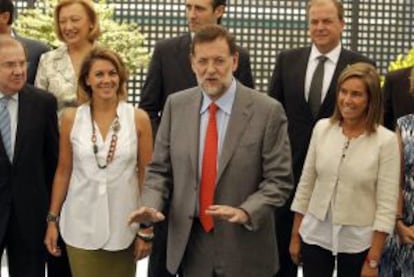 Mariano Rajoy con algunos de sus barones, Rudi, Diego y Monago (detrás) y Cospedal a su lado.