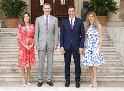 Los Reyes posan con el presidente del Gobierno, Pedro Sánchez, y su esposa Begoña Gómez, en el Palacio de Marivent, a principios de mes.