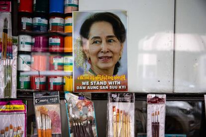 Cartel en apoyo de Suu Kyi en una tienda de Yangón, la antigua capital de Myanmar, este jueves.