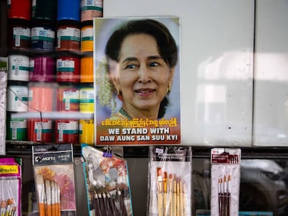 Cartel en apoyo de Suu Kyi en una tienda de Yangón, la antigua capital de Myanmar, este jueves.