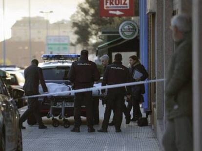 Los forenses retiran el cuerpo de la joven apuñalada en Vigo.