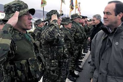 El ministro de Defensa, José Bono, recibe el saludo de los mandos españoles de la KFOR en Base España, en la localidad kosovar de Istok.