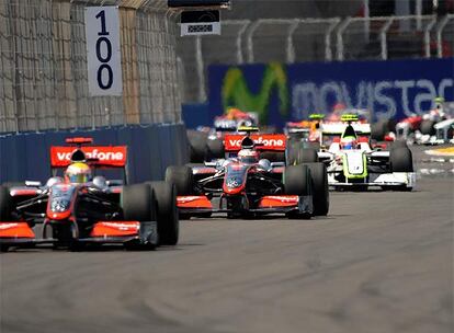 Los dos pilotos de McLaren se ven presionados durante toda la carrera por el de Brawn, que quiere conseguir una victoria tras 100 grandes premios sin conocerla.