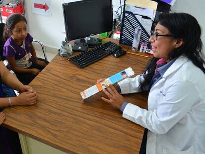 Una médica de atención primaria atiende a sus pacientes en Majupepentic, una pequeña comunidad del estado de Chiapas (México).