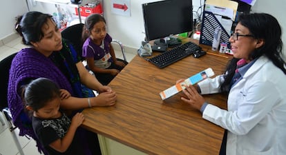 Una médica de atención primaria atiende a sus pacientes en Majupepentic, una pequeña comunidad del estado de Chiapas (México).