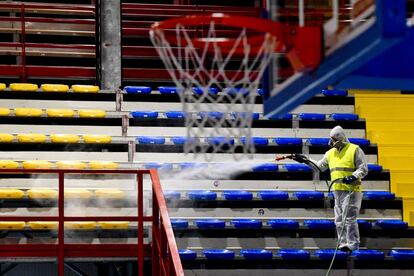 Un operador sanea en Nápoles la instalación deportiva de Palabarbuto para contrarrestar el peligro de contagio del coronavirus que causa la Covid-19.