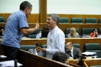 Oskar Matute, de EH Bildu, conversa con su compañerode bancada Dani Maeztu en la sesión del Parlamento.