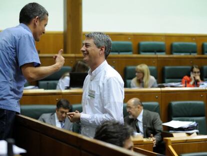 Oskar Matute, de EH Bildu, conversa con su compañerode bancada Dani Maeztu en la sesión del Parlamento.
