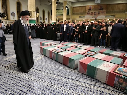 El líder supremo de Irán, ayatolá Ali Jamenei, ante los féretros de los siete miembros de la Guardia Revolucionaria asesinados en un bombardeo israelí en Damasco (Siria), en Teherán, el 4 de abril.